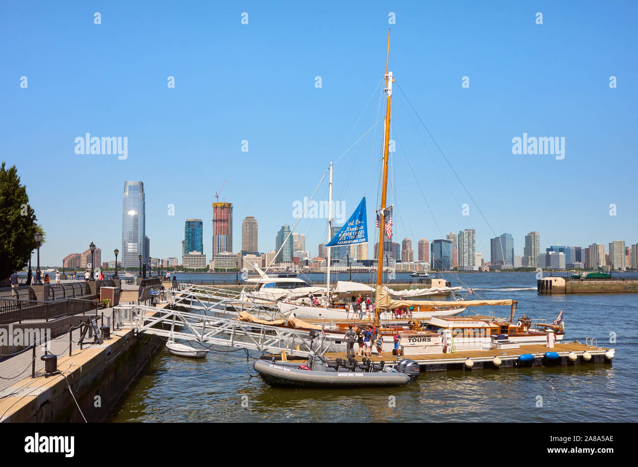 New York, USA - 8 juillet 2018 : Bateaux amarrés à North Cove Yacht Harbour avec Jersey City skyline à distance. Banque D'Images