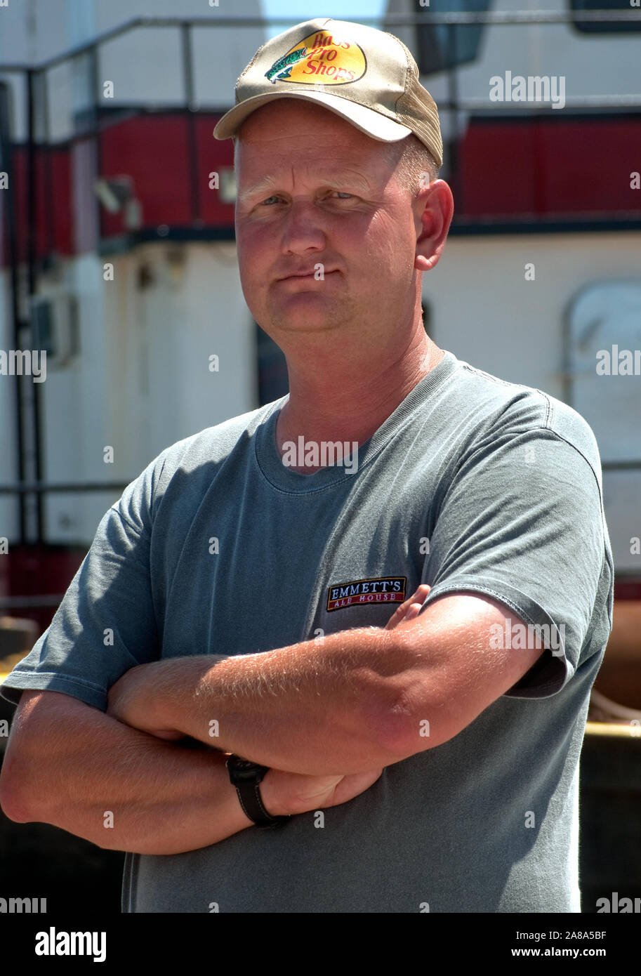 Magnolia Springs Volunteer Fire Department chef Jamie Hinton se trouve en face d'une barge, spud, 11 juin 2010, à Magnolia Springs, Alabama. Banque D'Images