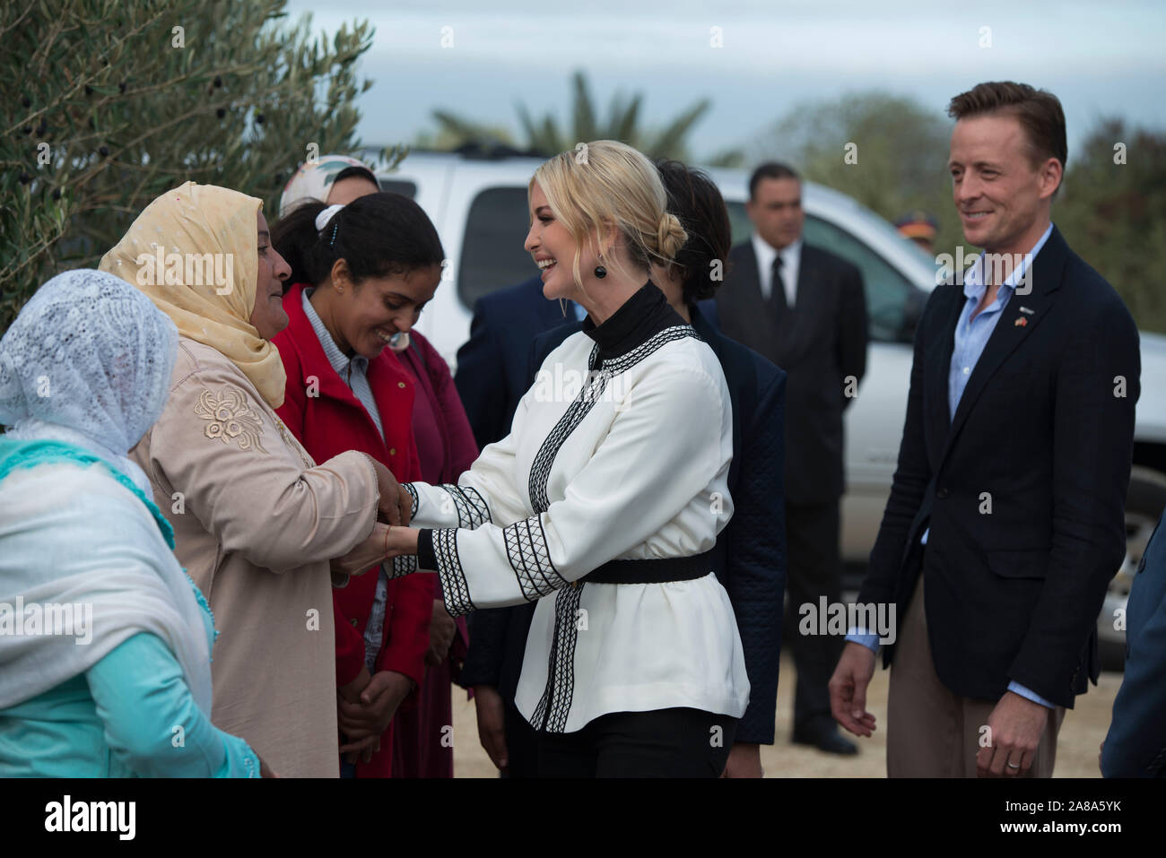 (191107) -- Sidi Kacem (Maroc), 7 novembre 2019 (Xinhua) -- Ivanka Trump (C, à l'avant), le président américain Donald Trump's daughter et conseiller senior, rencontre avec des femmes au cours de sa visite à une ferme expérimentale à Sidi Kacem au Maroc central, le 7 novembre, 2019. Ivanka Trump est arrivé mercredi au Maroc pour une visite de trois jours à promouvoir l'autonomisation des femmes. (Photo de Chadi/Xinhua) Banque D'Images