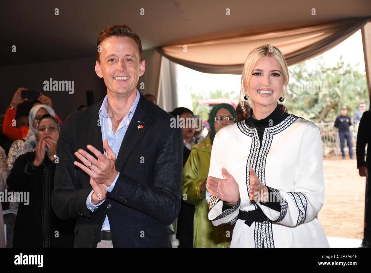 (191107) -- Sidi Kacem (Maroc), 7 novembre 2019 (Xinhua) -- Ivanka Trump (R, à l'avant), le président des États-Unis, la fille de Donald Trump et conseiller principal, des visites d'une ferme expérimentale à Sidi Kacem au Maroc central, le 7 novembre, 2019. Ivanka Trump est arrivé mercredi au Maroc pour une visite de trois jours à promouvoir l'autonomisation des femmes. (Photo de Chadi/Xinhua) Banque D'Images