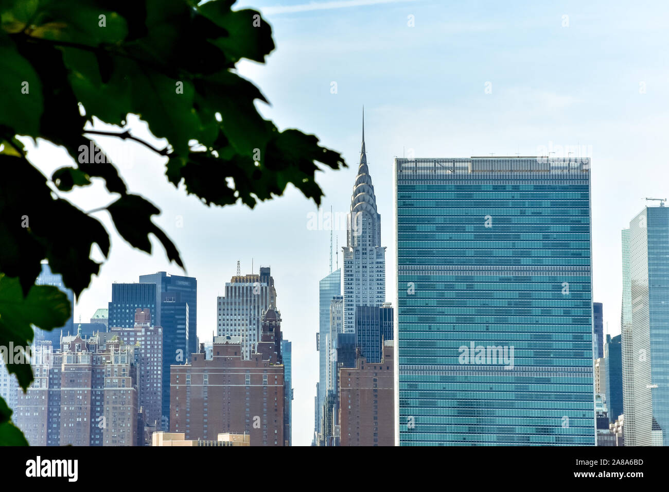 Les immeubles de bureaux et d'appartements sur l'horizon au coucher du soleil. Immobilier et services et concept. Manhattan, New York City, USA. Banque D'Images