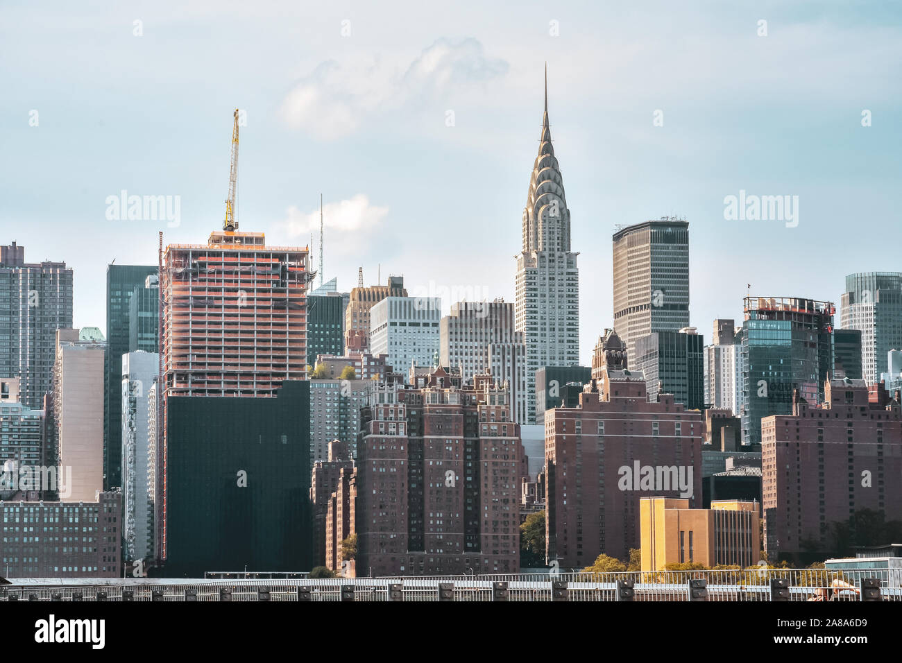 Les immeubles de bureaux et d'appartements sur l'horizon au coucher du soleil. Immobilier et services et concept. Manhattan, New York City, USA. Banque D'Images