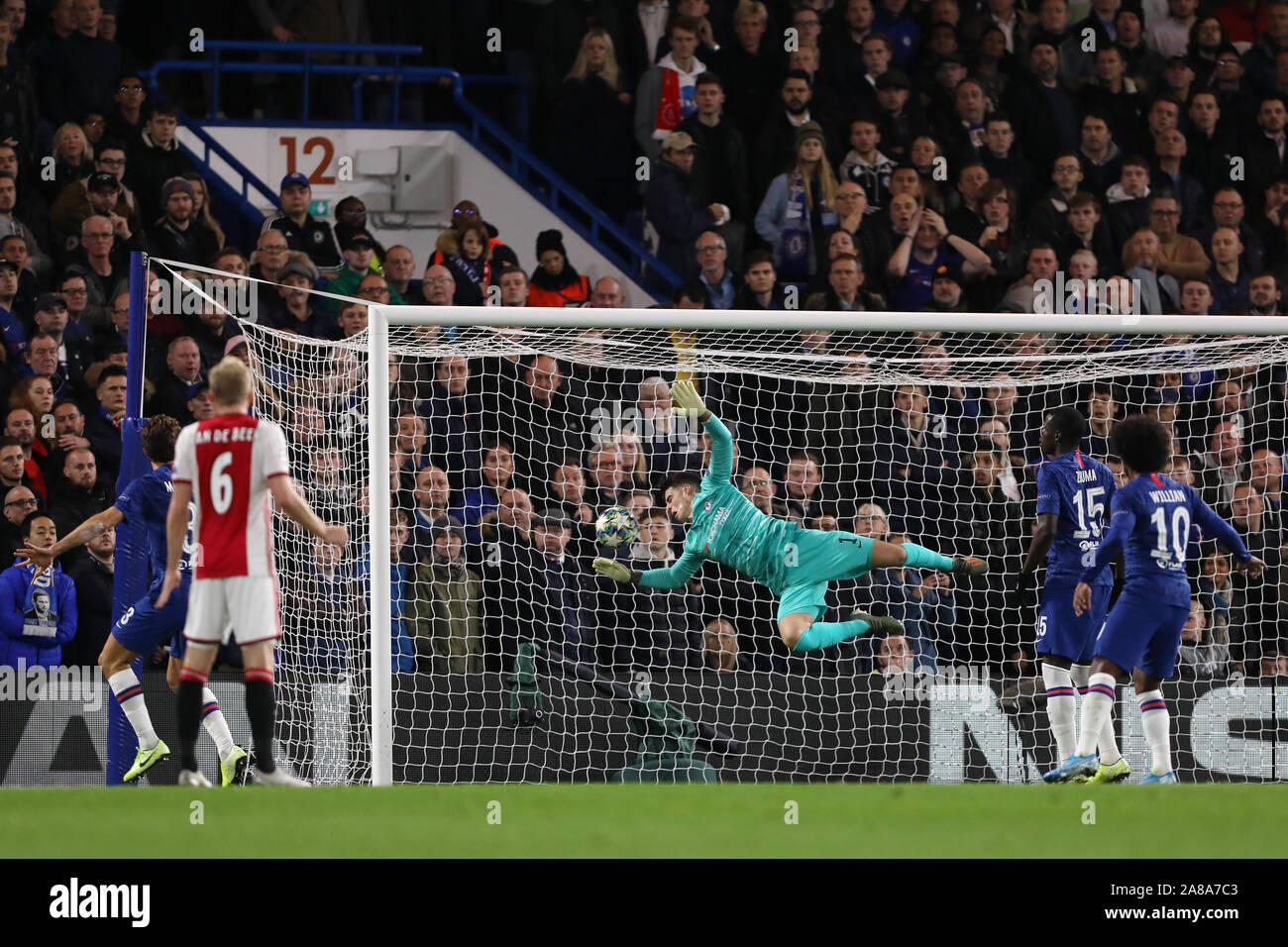 Kepa Arrizabalaga de Chelsea marque un but après le ballon rebondit en retrait de la poste, 1-3 - Chelsea v Ajax, Ligue des Champions - Groupe H, Stamford Bridge, Londres, UK - 5 novembre 2019 Banque D'Images