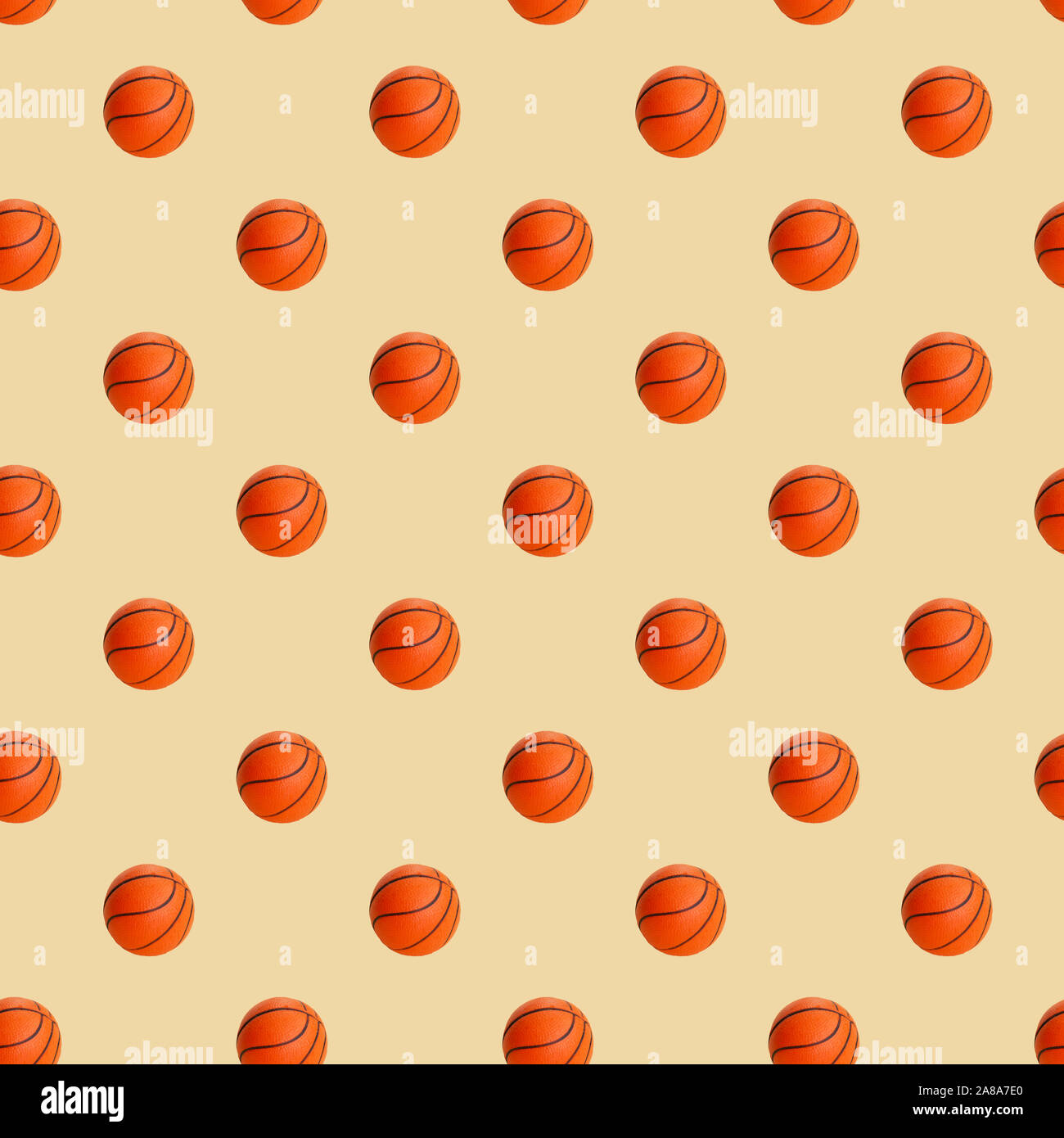 Modèle de basket-ball transparente à fond jaune Banque D'Images