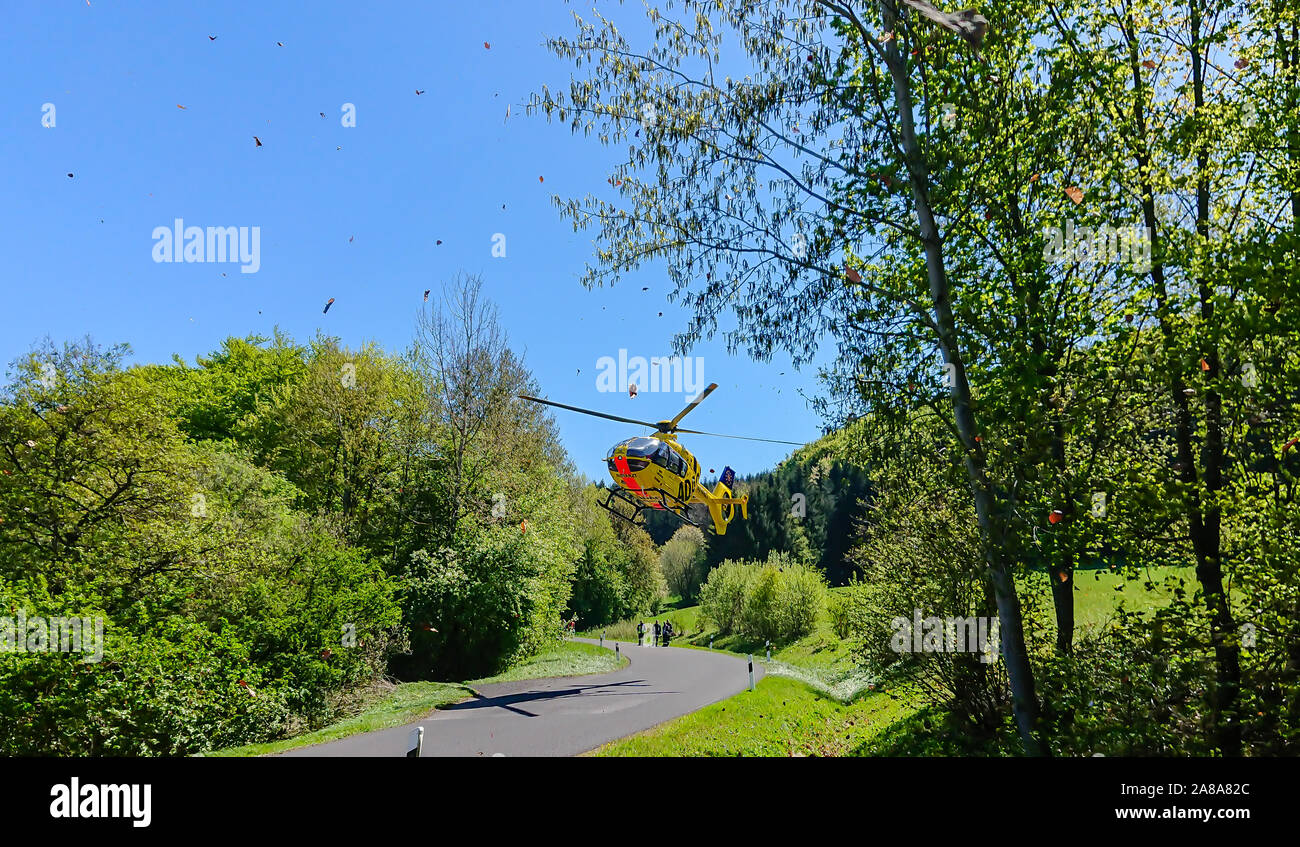 OBERBACH, WILDFLECKEN, Bavière, Allemagne - 30 avril 2019, l'ADAC de sauvetage par hélicoptère Christoph 28 commence sur le chemin de l'hôpital après une moto Banque D'Images