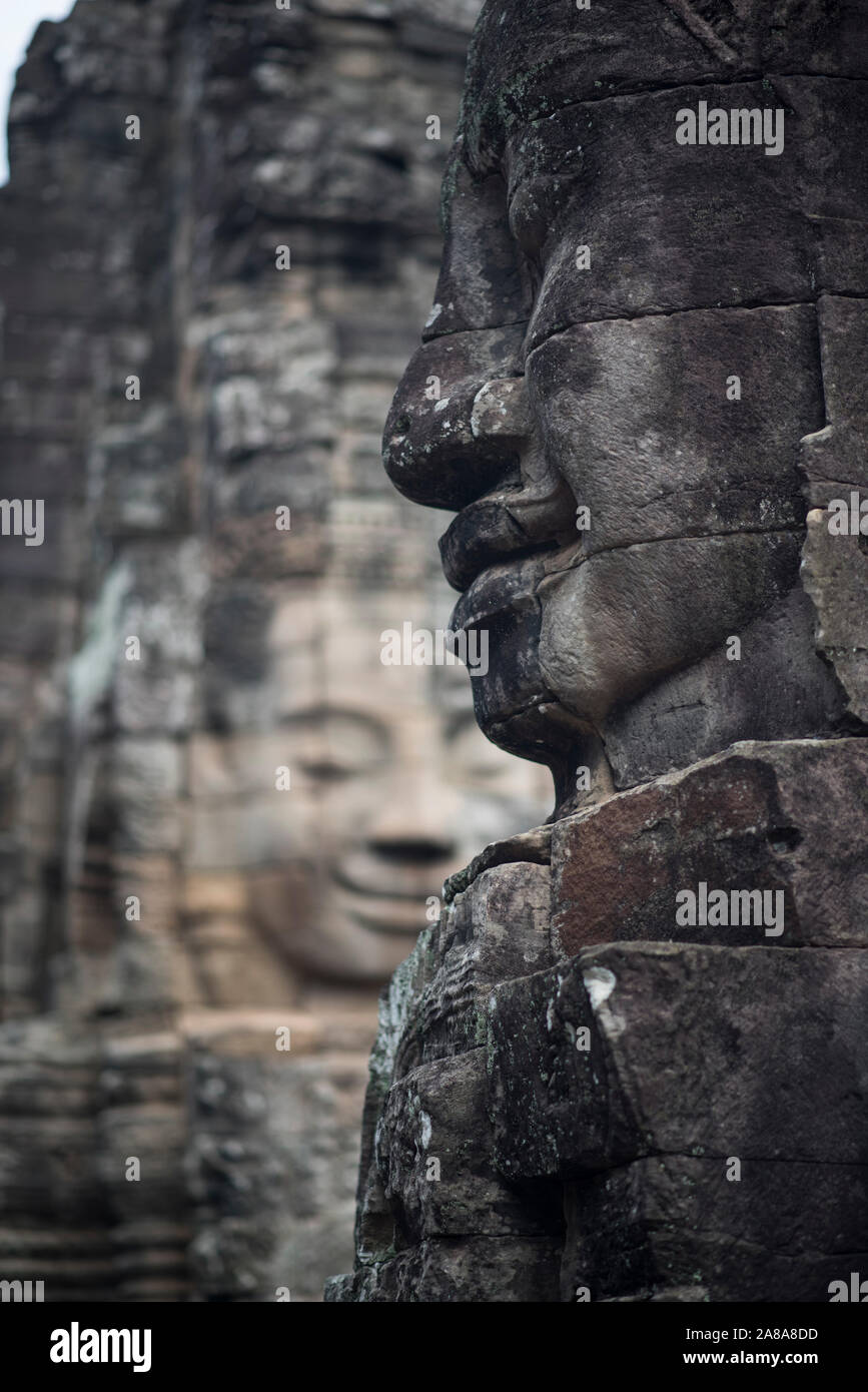 Bouddha sculptées en pierre dans les têtes à l'Angkor Thom Bayon temple à Angkor Wat, Siem Reap, Cambodge. Banque D'Images