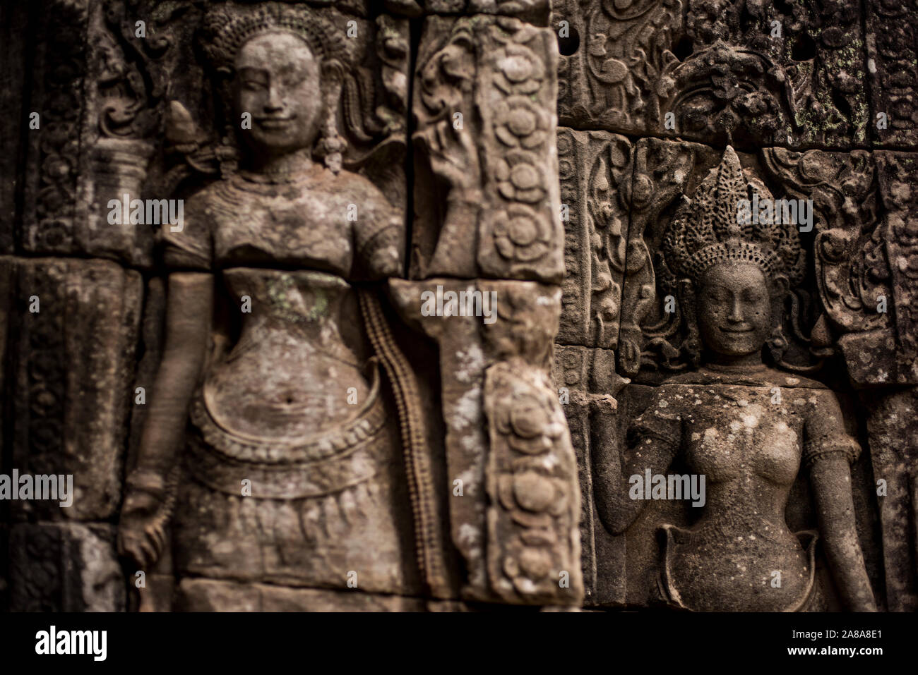 Sculpté en pierre aux murs de la déesse en Bayon temple Angkor Thom, Angkor Wat, au Cambodge. Banque D'Images