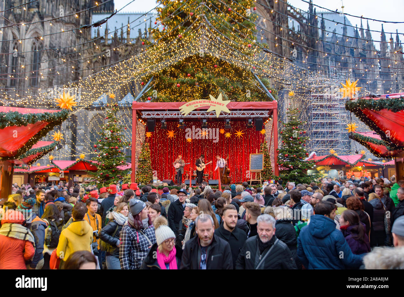 2018 Marché de Noël de Cologne avec la cathédrale de Cologne en Allemagne au Banque D'Images