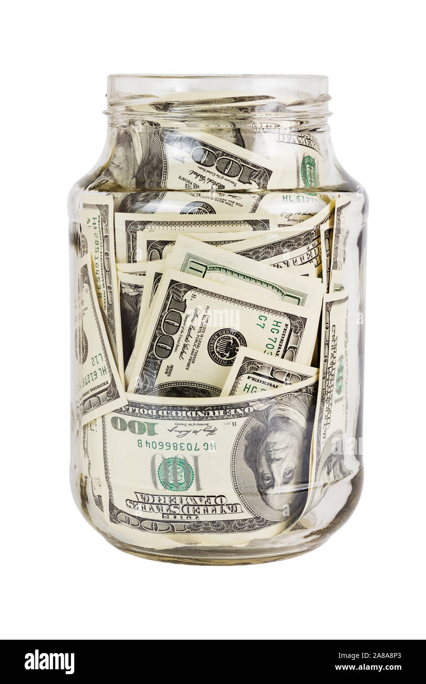 Une centaine de dollars US de billets de banque dans un bocal de verre isolé sur fond blanc. Ouvert sans bouchon. Banque D'Images