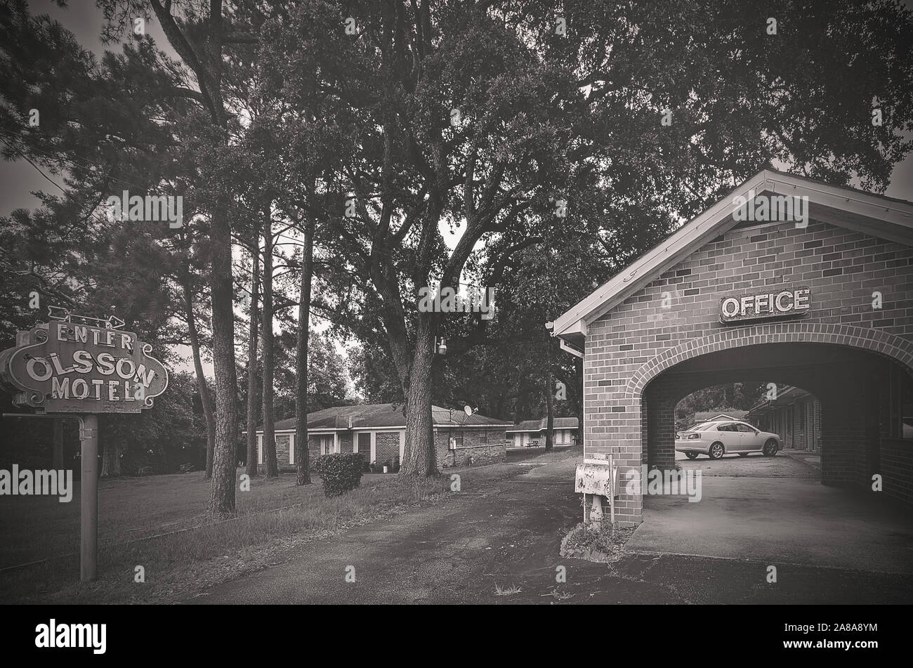 Un panneau rouillé pointe vers l'entrée de l'autoroute 90 sur Motel Olsson, le 10 juillet 2016, à Mobile, Alabama. Banque D'Images