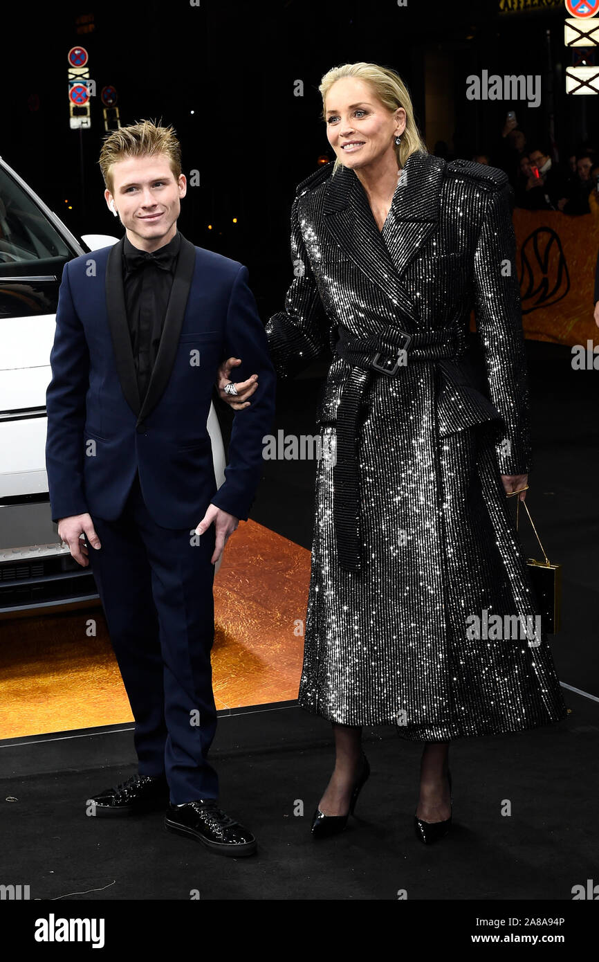 Berlin, Allemagne. 07Th Nov, 2019. L'actrice Sharon Stone, de l'USA, vient avec son fils Roan Joseph Bronstein le gala et cérémonie de remise des prix "les hommes de l'Année" du magazine GQ au Komische Oper de Berlin. Credit : Gregor Fischer/dpa/Alamy Live News Banque D'Images
