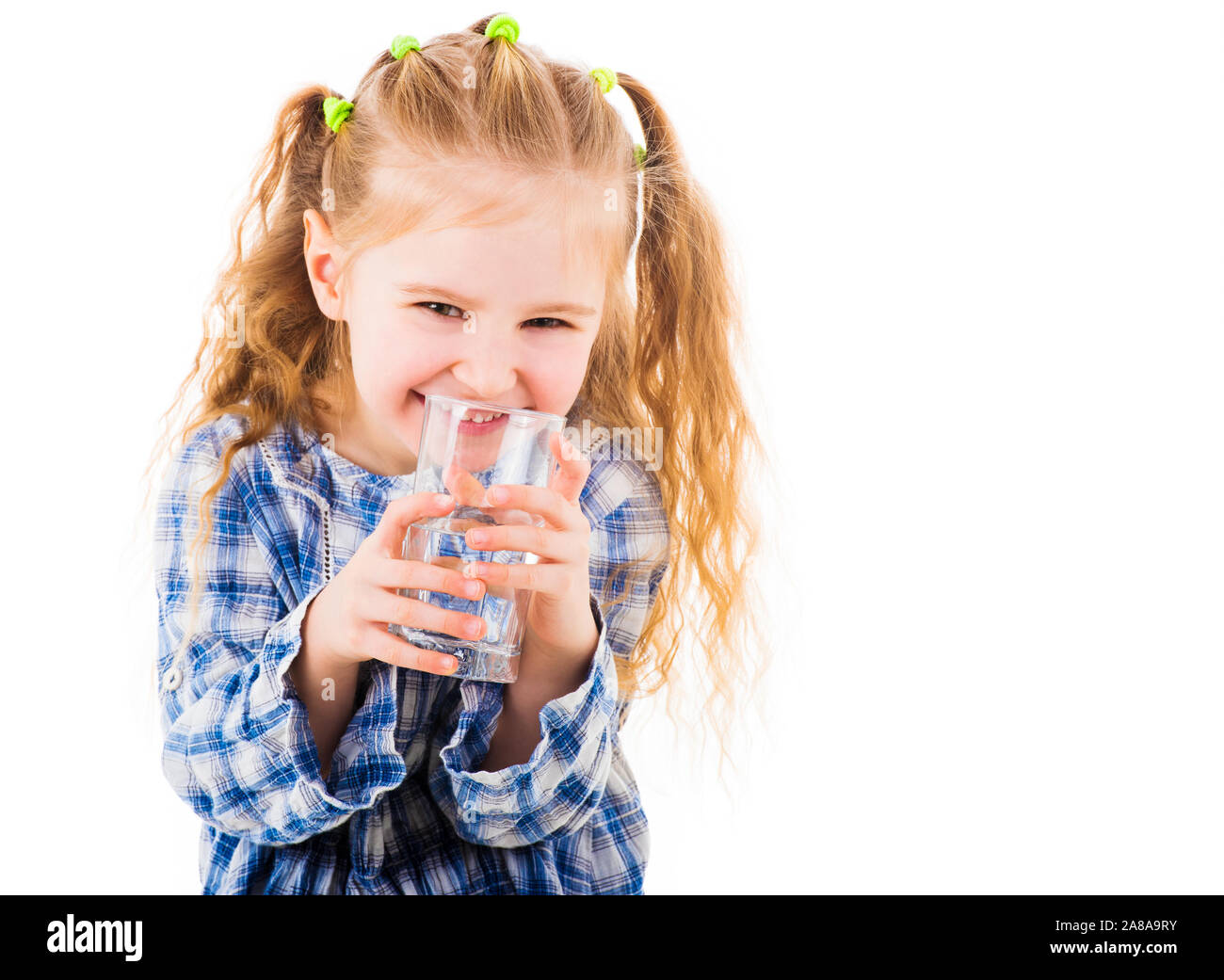 Petite fille tenant un verre d'eau pure Banque D'Images