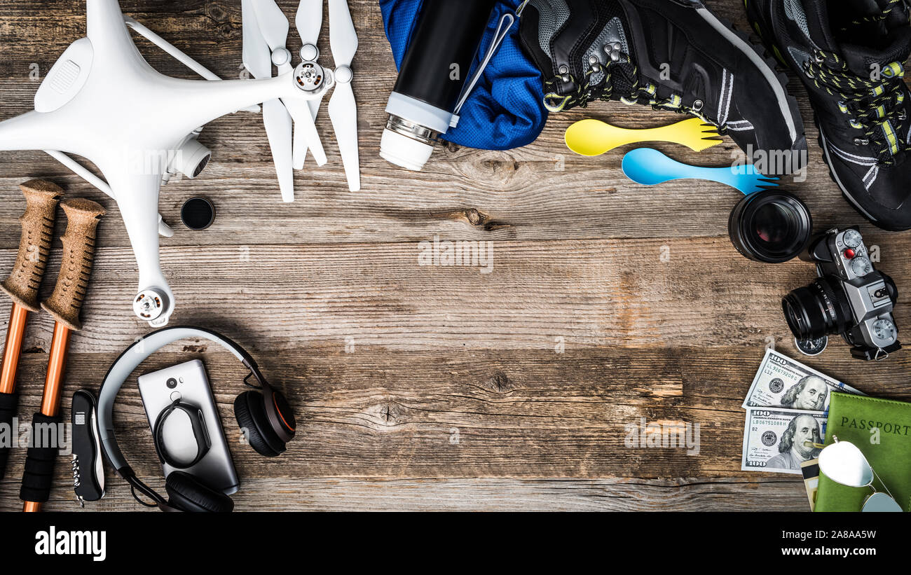 Objets pour Voyage aventure - quadcopter, pôle trekking, chaussures de trekking Banque D'Images