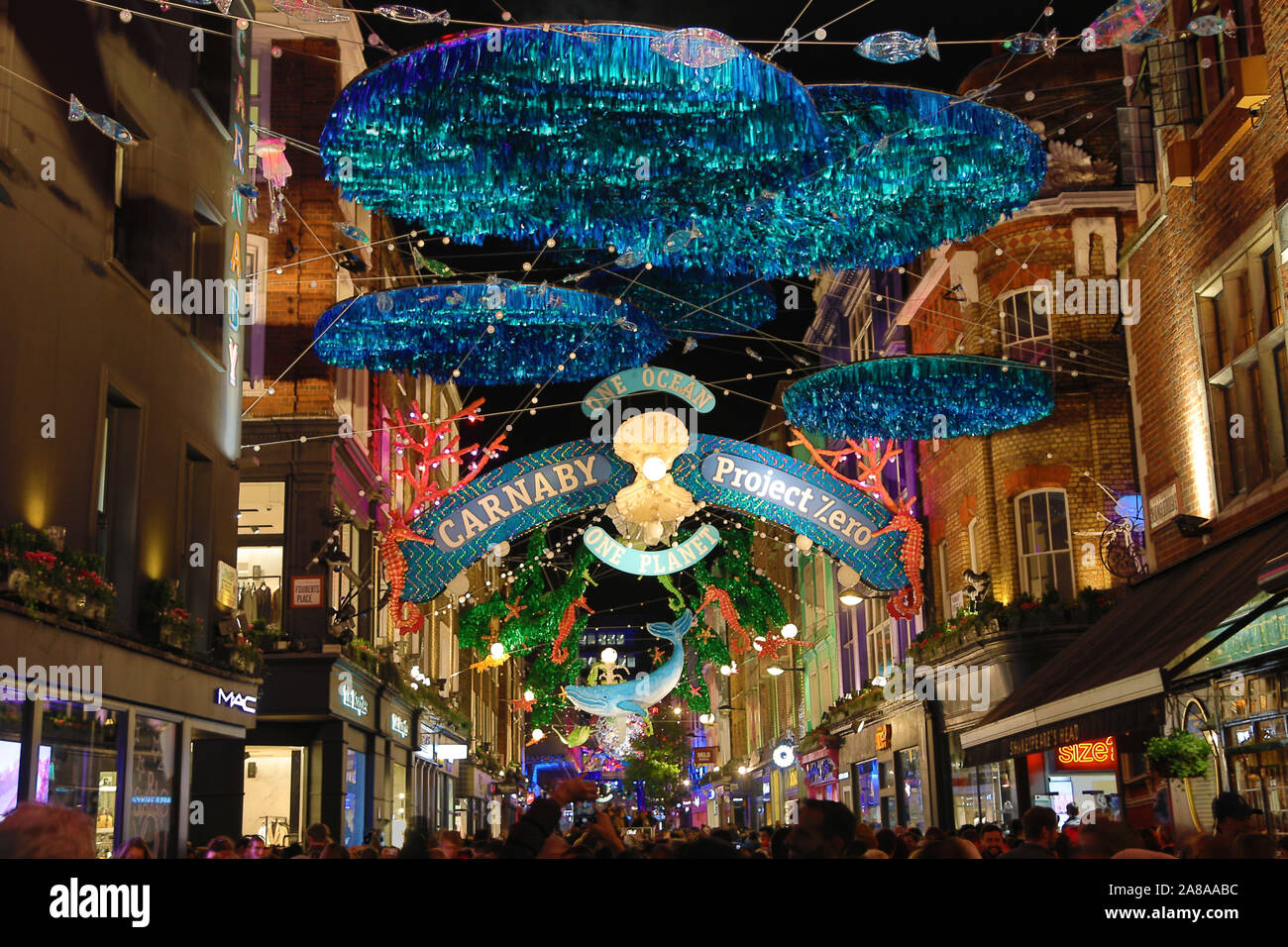 Londres, Royaume-Uni. Nov 7, 2019. Les scènes sous-marines faites de matériaux recyclés s'allumer de Carnaby Street à Londres comme les lumières de Noël sont allumées. Travaillant en collaboration avec le Projet Zéro qu'ils mettent en évidence les domaines des océans plus besoin de conservation. Crédit : Paul Brown/Alamy Live News Banque D'Images