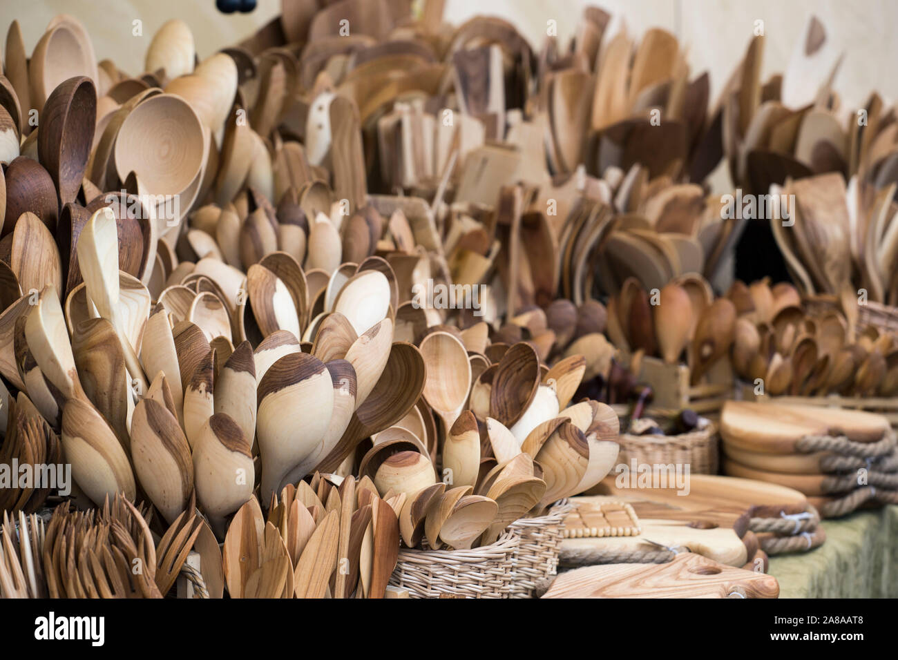 Cuillères en bois. Les ustensiles ménagers sont vendus au salon. Banque D'Images