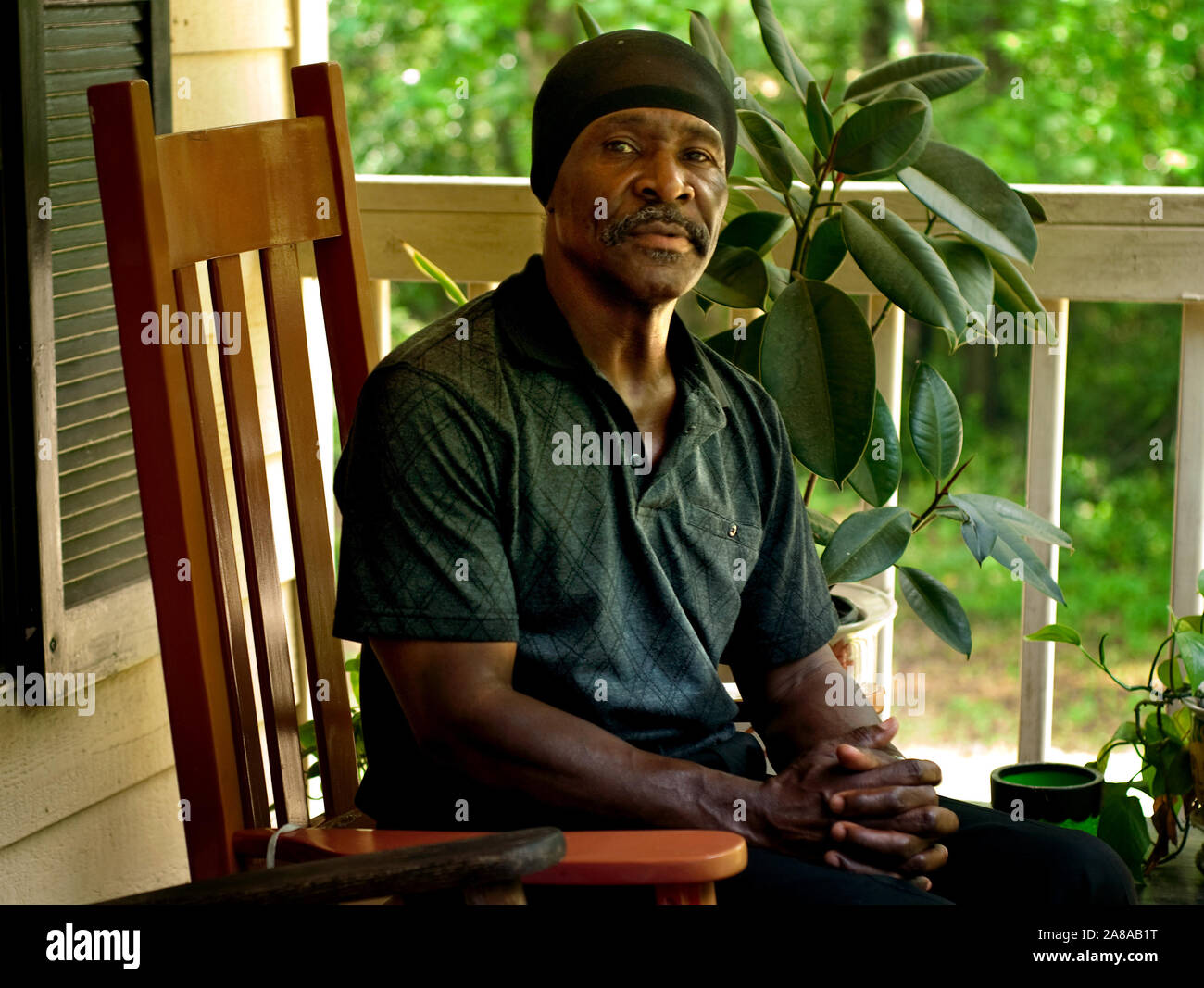 Johnny Holley Jr. se détend sur son porche à Tuscaloosa, Alabama, le 8 mai 2009. Holley, 63, a été libéré de prison en avril. Banque D'Images