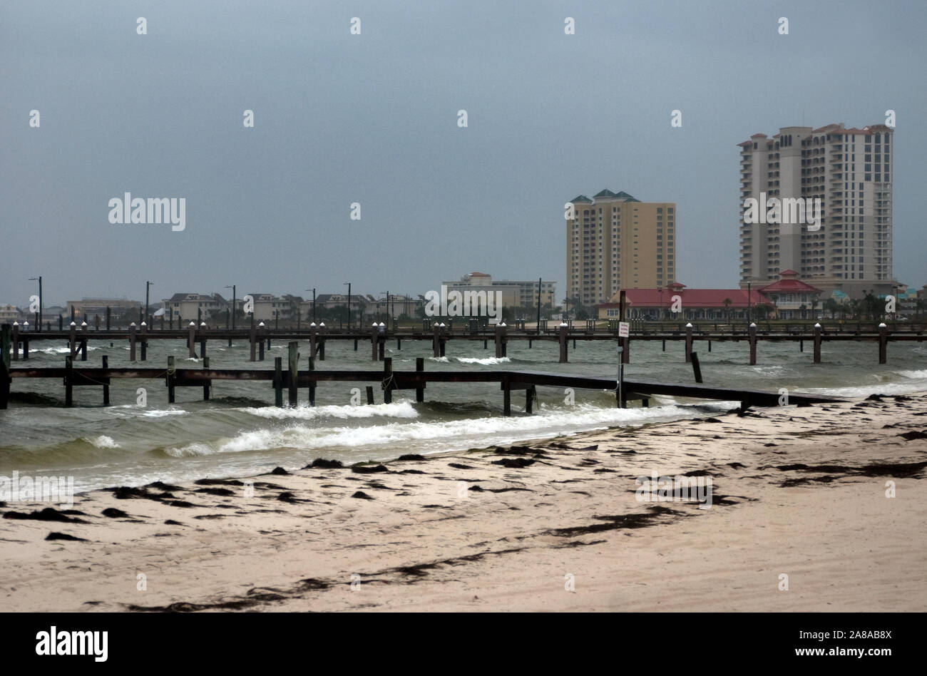 Les vagues déferlent sur le rivage, 9 novembre 2009, à Pensacola, en Floride à l'avance de l'Ouragan Ida. Banque D'Images