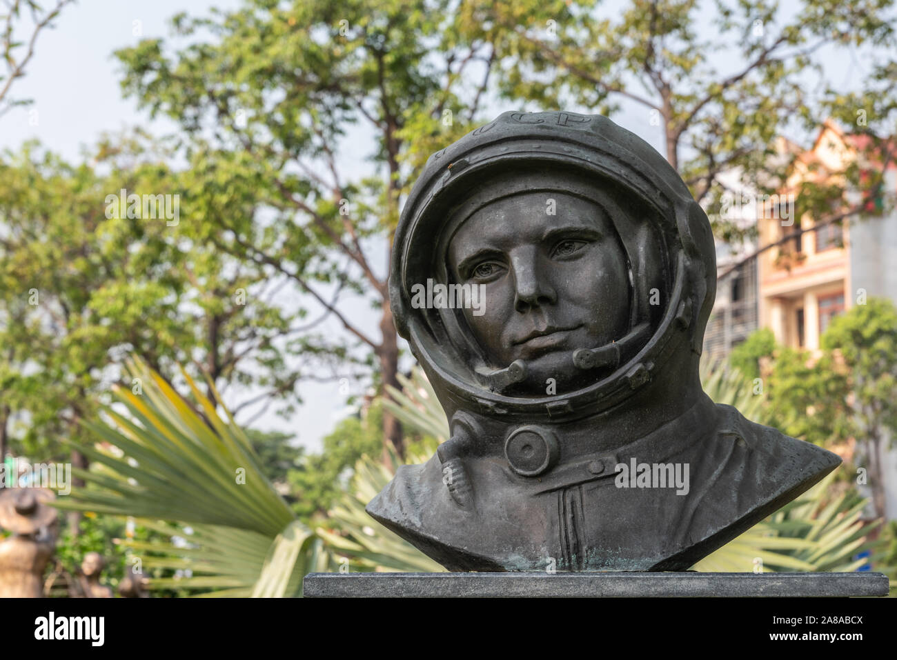 Da nang, Vietnam - 10 mars 2019 - Memorial Park. Gros plan du bronze foncé tête de Yuri Gagaron, premier homme dans l'espace, statue soutenu par foliag vert Banque D'Images