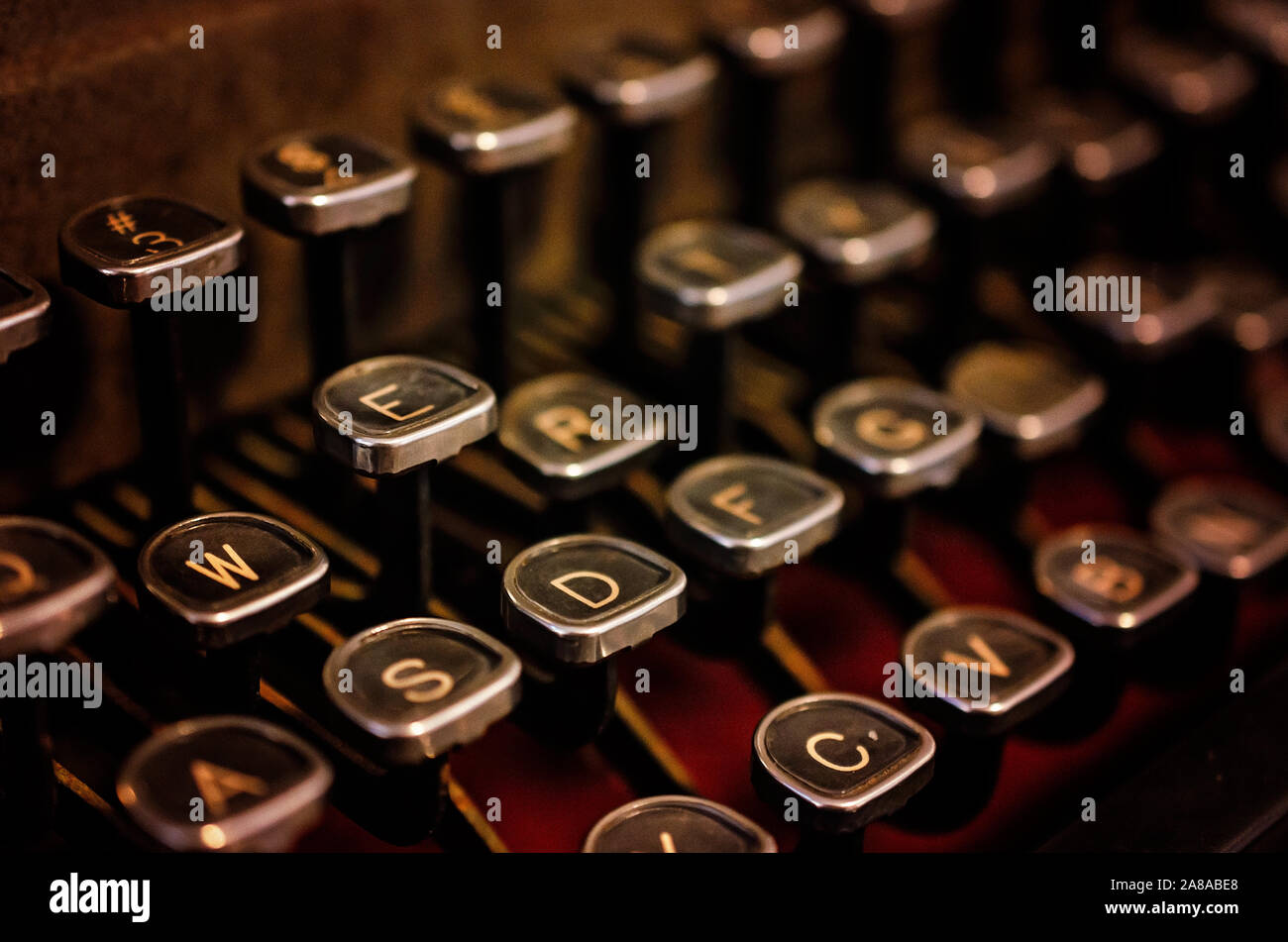 Les touches à plateau en verre d'un vintage 1940 machine à écrire Royal KMM sont illustrés à l'Phare et musée de Pensacola de Pensacola, Floride. Banque D'Images