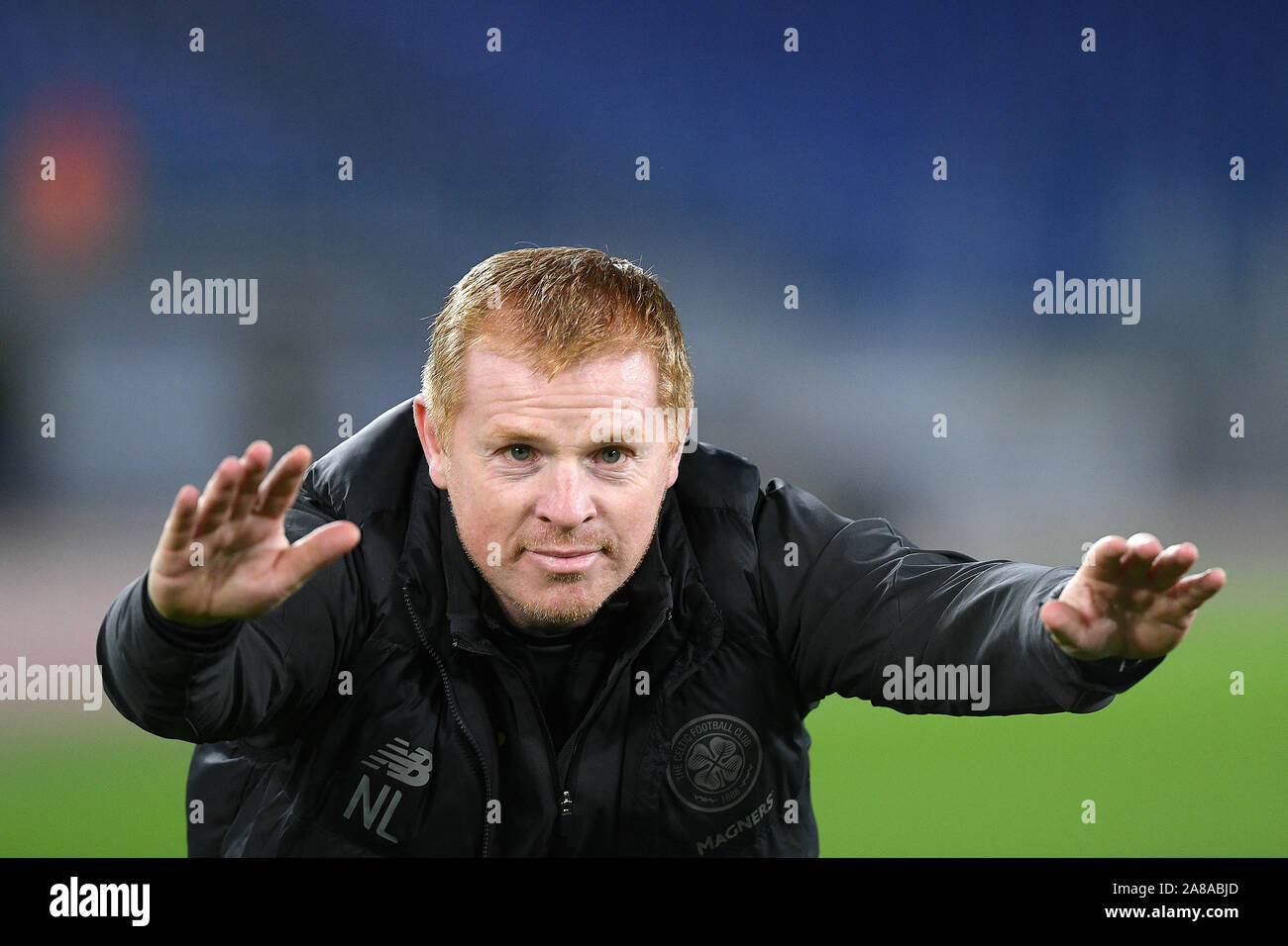 Rome, Italie. 07Th Nov, 2019. Neil Lennon manager de Celtic salue ses partisans et célèbre la victoire à la fin de l'UEFA Europa League phase de groupes match entre le Latium et celtique au Stadio Olimpico, Rome, Italie. Photo par Giuseppe maffia. Credit : UK Sports Photos Ltd/Alamy Live News Banque D'Images