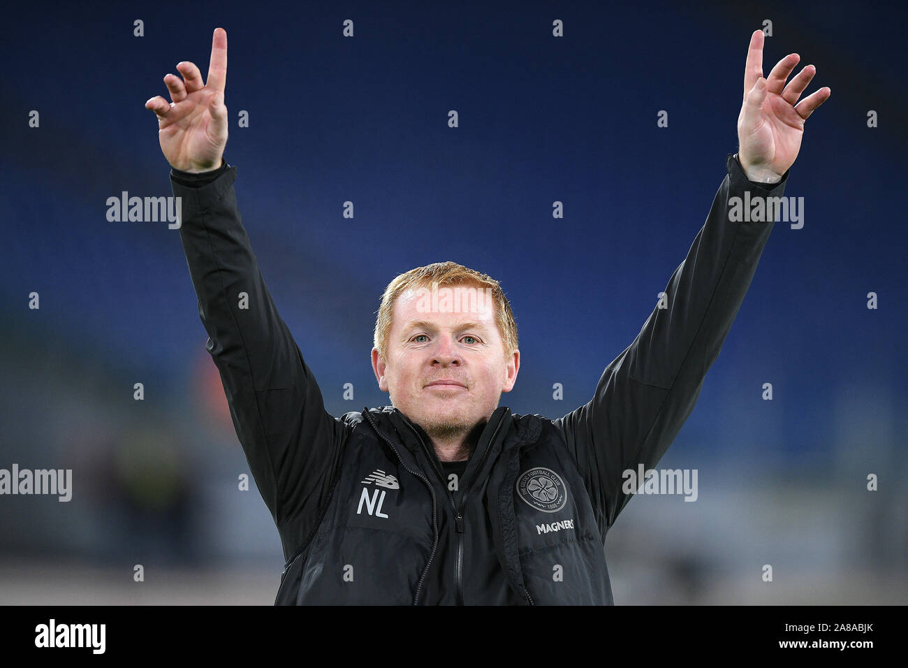 Rome, Italie. 07Th Nov, 2019. Neil Lennon manager de Celtic salue ses partisans et célèbre la victoire à la fin de l'UEFA Europa League phase de groupes match entre le Latium et celtique au Stadio Olimpico, Rome, Italie. Photo par Giuseppe maffia. Credit : UK Sports Photos Ltd/Alamy Live News Banque D'Images