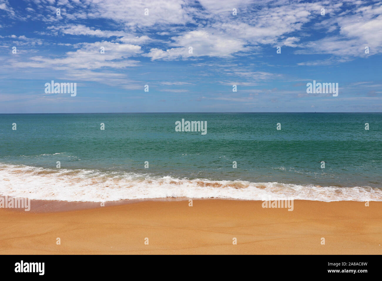La plage de sable tropicale, vue panoramique de la côte de la mer jaune vide avec du sable et de l'onde émeraude avec mousse blanche. Seascape pittoresque avec ciel bleu Banque D'Images