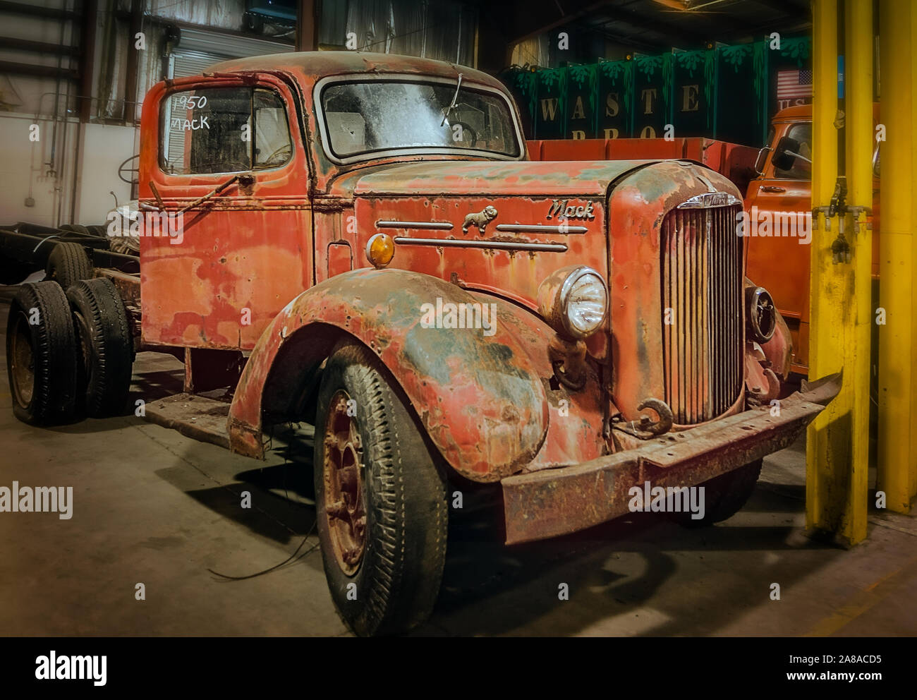 Un millésime 1950 camion Mack est photographié à la Pro des déchets, le 18 mars 2016, dans la région de Sanford, Floride. La société dispose d'un camion à ordures dans les locaux du musée. Banque D'Images