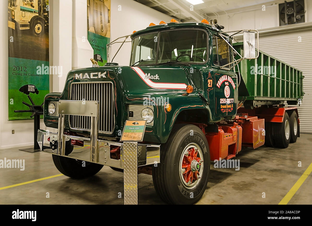 Un camion Mack vintage est photographié à la Pro des déchets, le 18 mars 2016, dans la région de Sanford, Floride. La société dispose d'un camion à ordures dans les locaux du musée. Banque D'Images