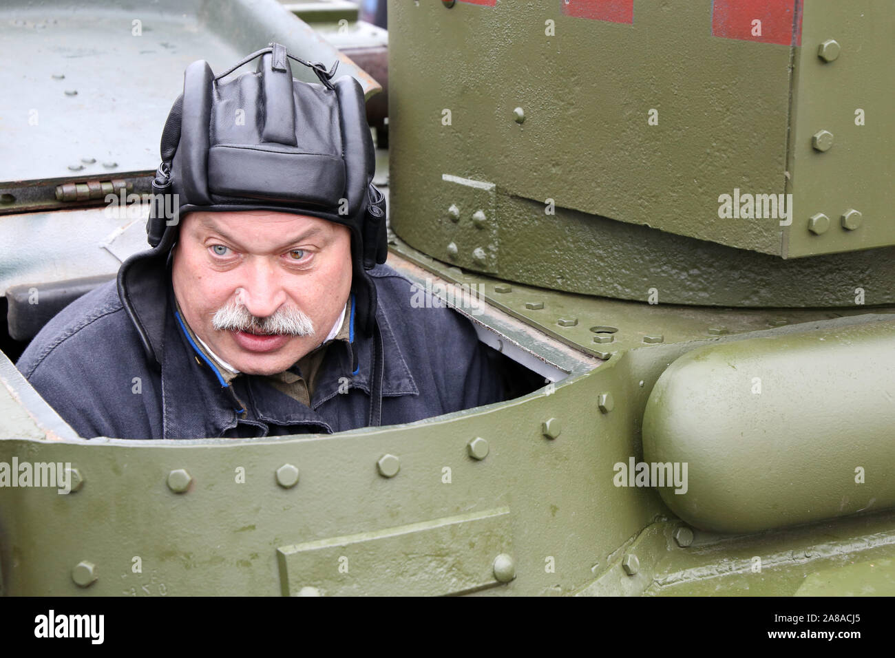 Tankman russe en uniforme militaire assis dans la trappe de réservoir pendant un défilé historique sur la place Rouge Banque D'Images