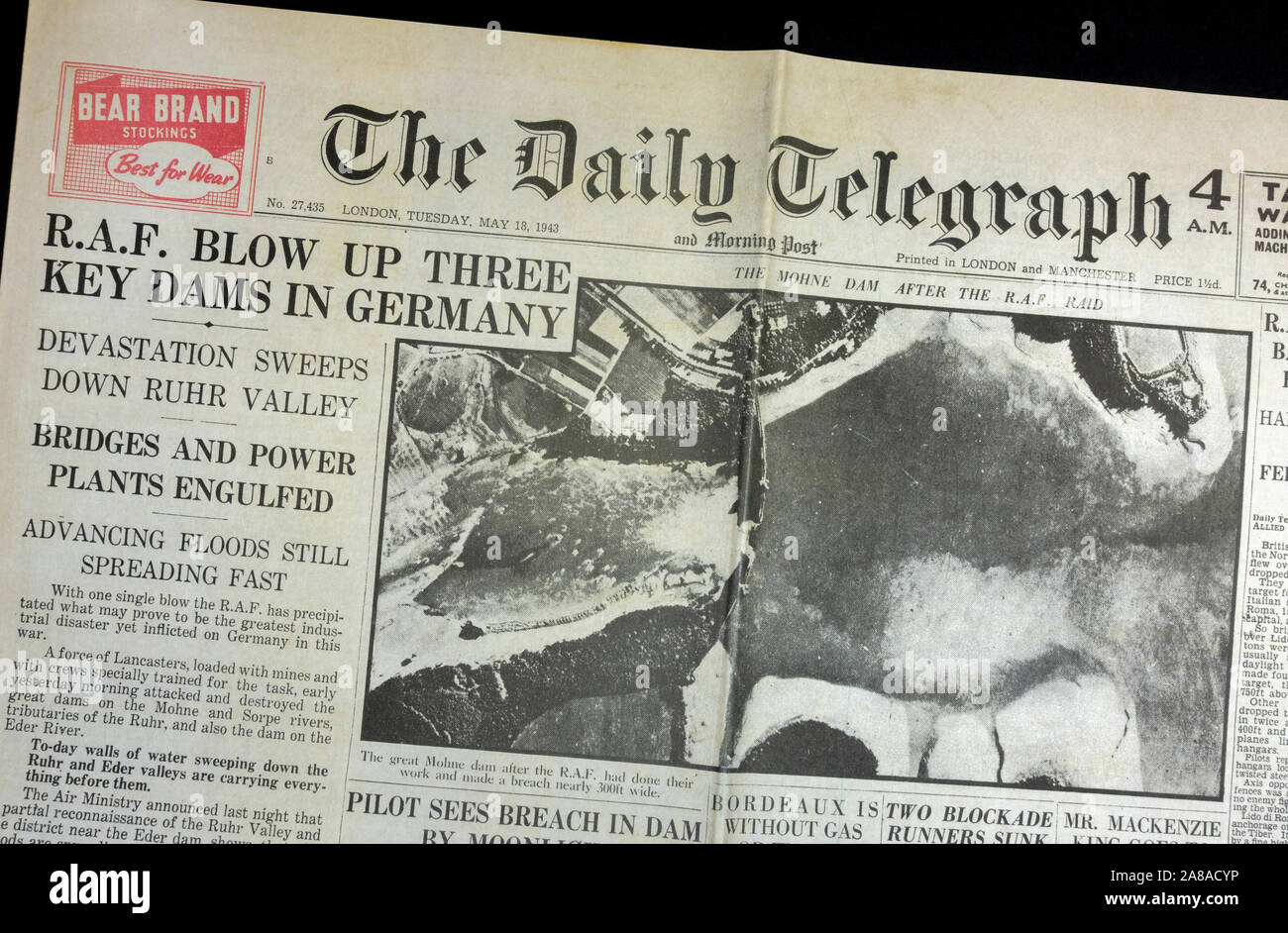 La première page du Daily Telegraph (réplique), 18 mai 1943, le lendemain de la Dam Busters raid. Banque D'Images