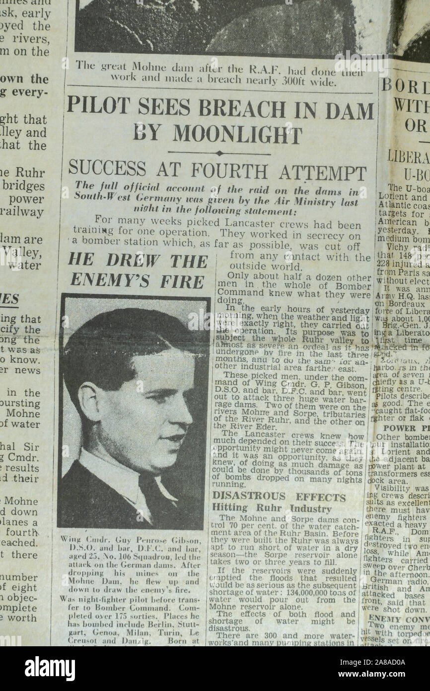 Ministère de l'air raid mené par rapport expliquant Comm aile Guy Gibson dans The Daily Telegraph (réplique), 18 mai 1943, le lendemain de la Dam Busters raid. Banque D'Images