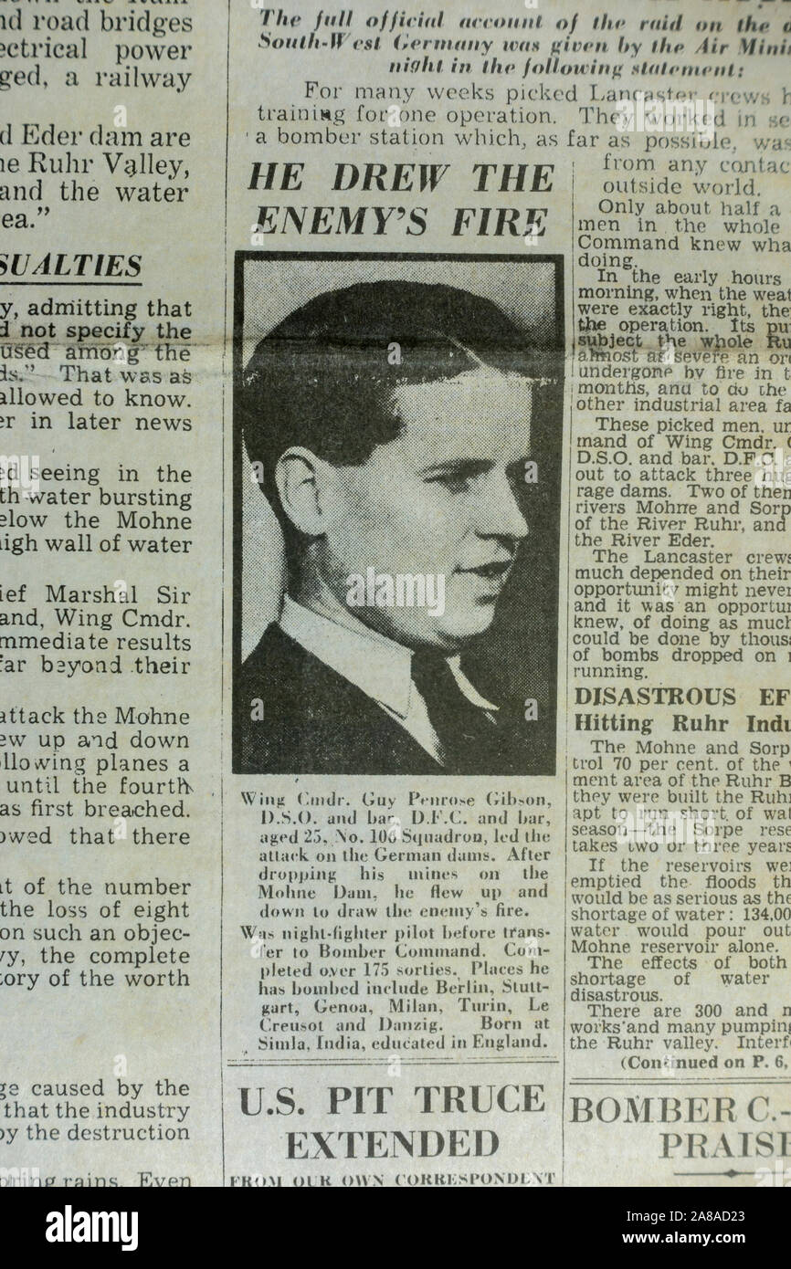 Ministère de l'air raid mené par rapport expliquant Comm aile Guy Gibson dans The Daily Telegraph (réplique), 18 mai 1943, le lendemain de la Dam Busters raid. Banque D'Images