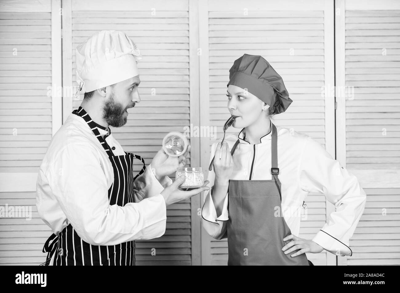 Partager du bon temps. ingrédient secret par recette. cook uniforme. La planification du menu. Une cuisine gastronomique. Dans la cuisine familiale cuisine. couple amoureux d'aliment parfait. L'homme et la femme chef dans un restaurant. Banque D'Images