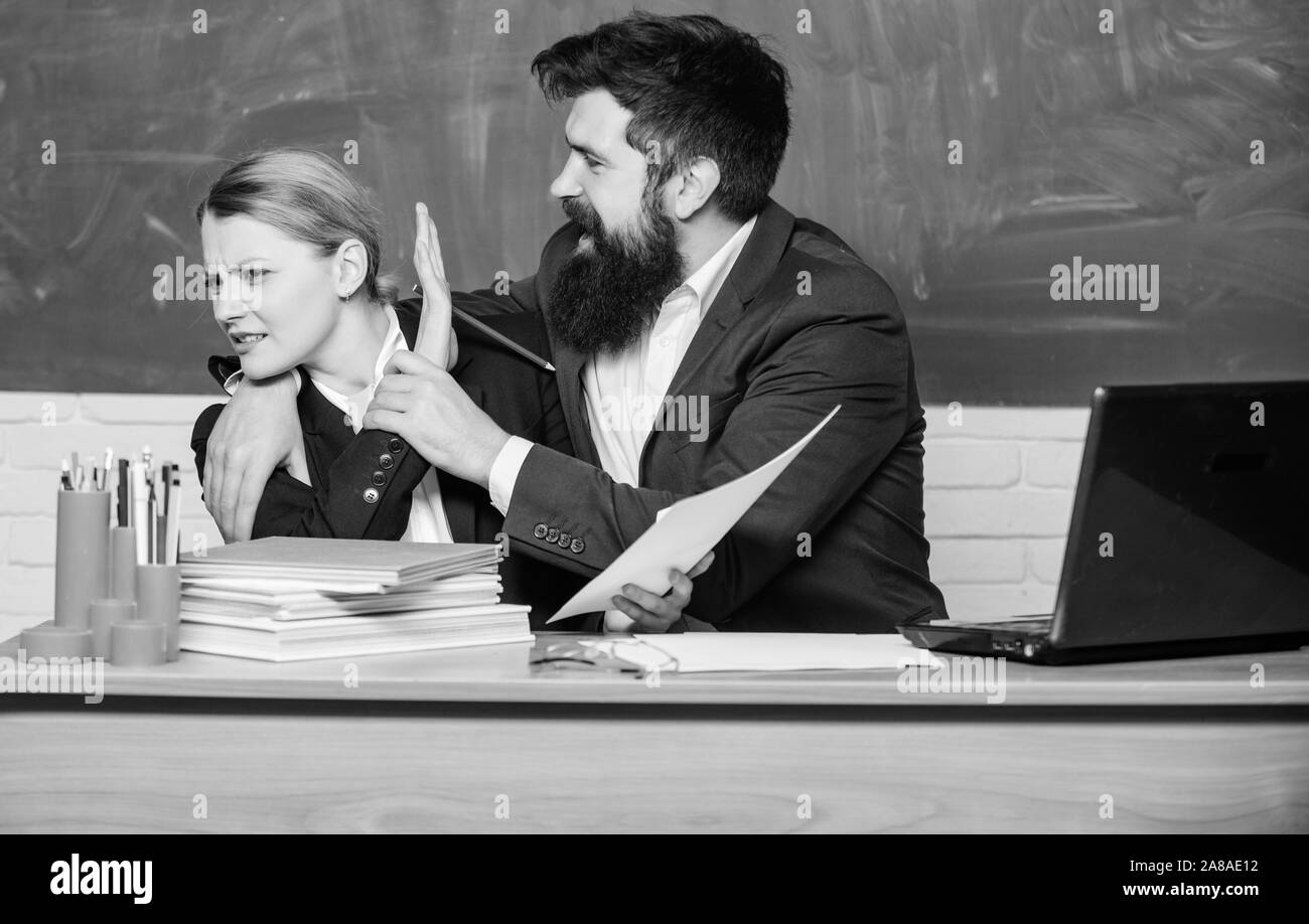 Convention collective de l'école et les relations entre collègues. Les différences professionnelles. Professeur et surveillant à l'école de travail de classe. L'École d'éducateur et de maître d'opinion différente. Le personnel de l'école. Banque D'Images