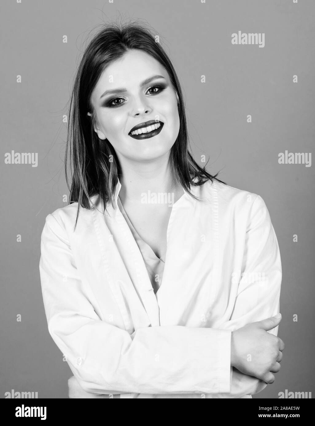 Clinique privée. Jolie femme médecin porter uniforme blanc. Fille  maquillage visage médecin professionnel. Les recommandations de traitement  médical. Prescrit par votre médecin. Les soins de santé. L'éducation  médicale. Concept de la médecine Photo 