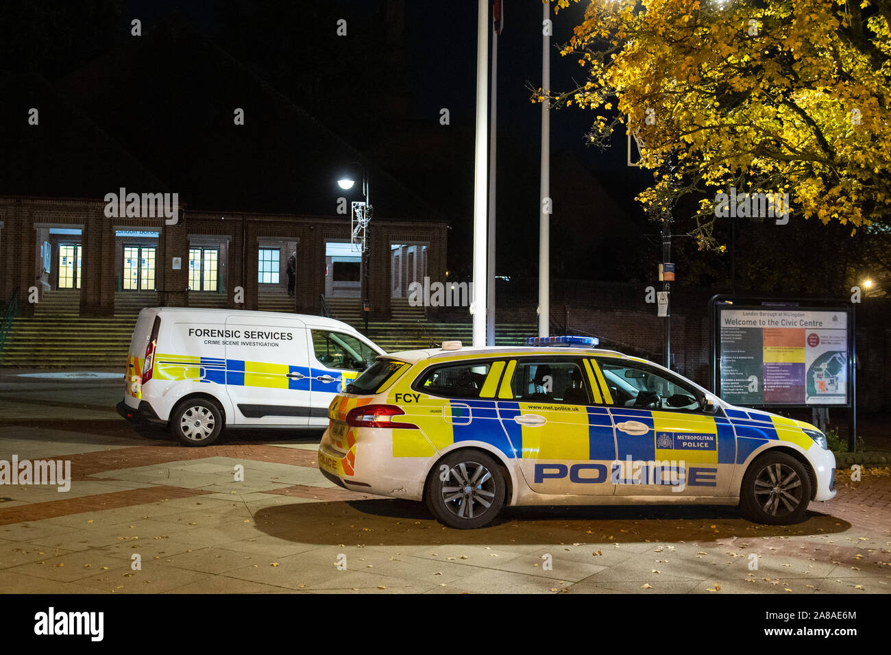 La police à la scène à l'Hillingdon Civic Center à Uxbridge, à l'ouest de Londres, à la suite d'un adolescent poignardé dans la poitrine. La victime a été conduite à l'hôpital dans l'ouest de Londres, mais a été déclaré mort, Scotland Yard a dit. Banque D'Images