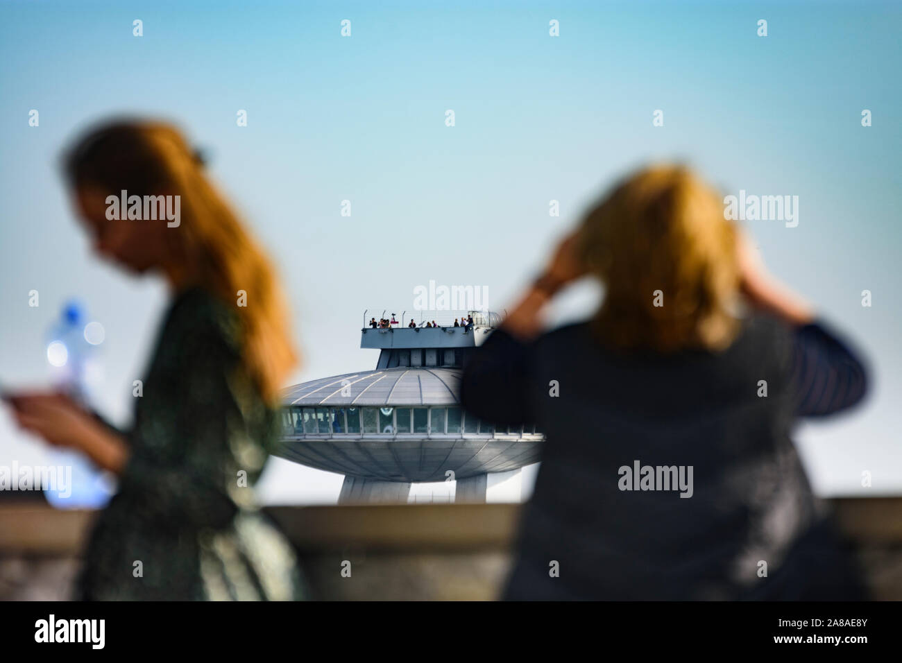 Bratislava (Presbourg) : OVNI imminente restaurant en haut de la plupart des SNP (Pont du Soulèvement national slovaque), personne en Slovaquie, , Banque D'Images