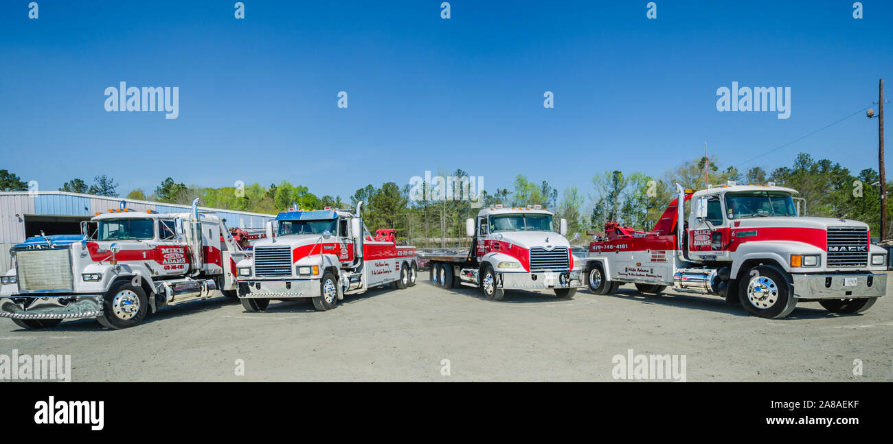 Mack Trucks sont photographié à Mike Adams Remorquage et recouvrement à coussin d'air, le 22 mars 2016, à Macon, Géorgie. Banque D'Images