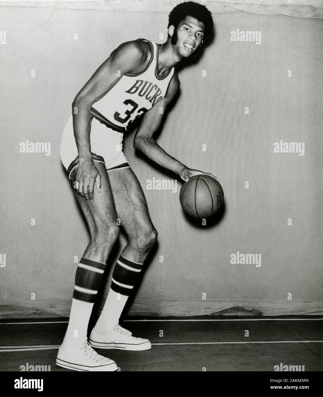 Début du basket-ball encore publicité star Kareem Abdul Jabbar, qui était alors encore appelé Lew Alcindor avec les Milwaukee Bucks. Jabbar a joué sa balle collège à UCLA et plus tard était une star avec la L.A > Lakers de la NBA. Banque D'Images