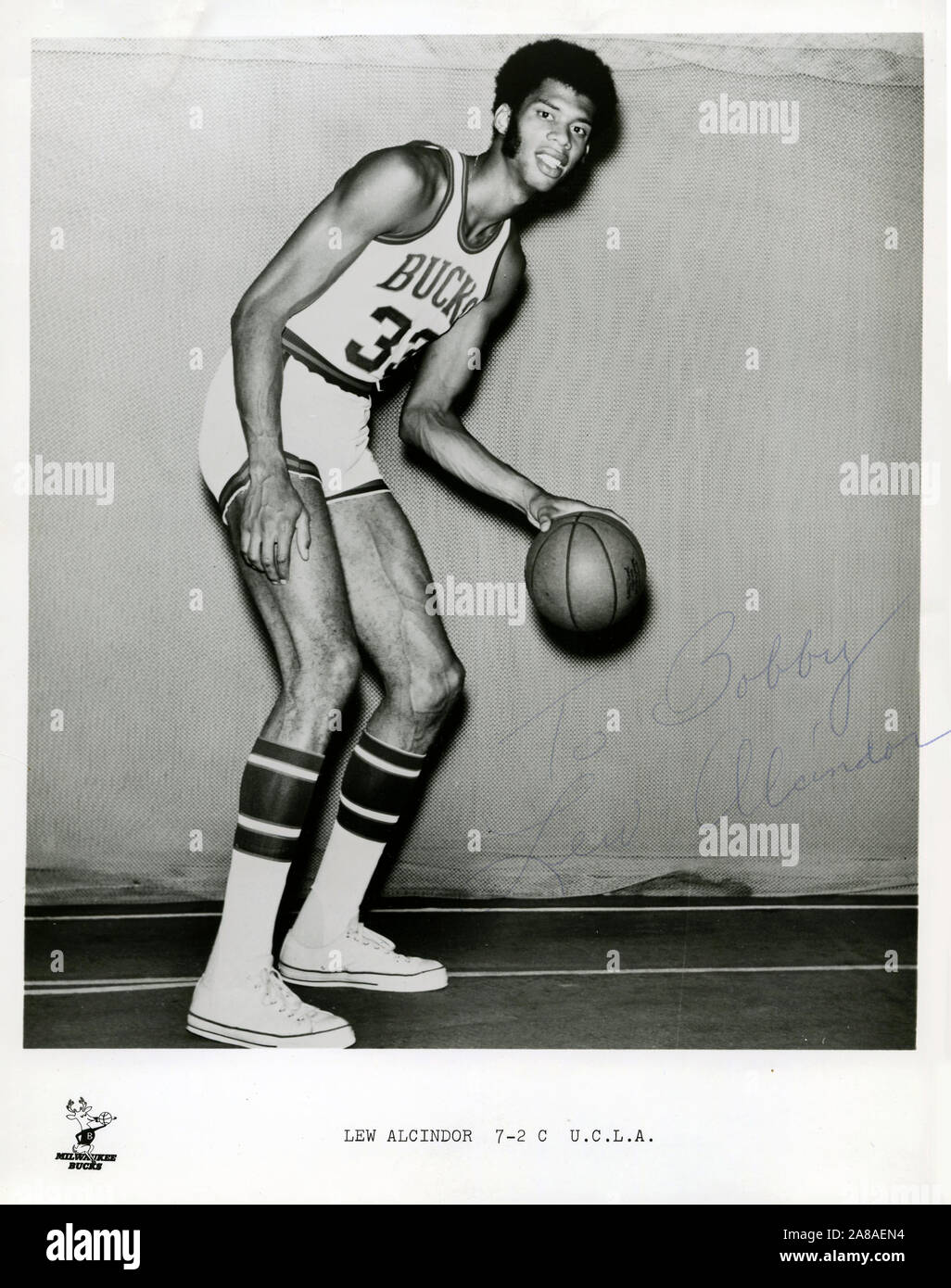 La publicité précoce de la star de basket-ball Kareem Abdul Jabbar qui était alors encore appelé Lew Alcindor avec les Milwaukee Bucks. Jabbar a joué son ballon d'université à UCLA et plus tard a été une star avec le L.A. Lakers de la NBA. Banque D'Images