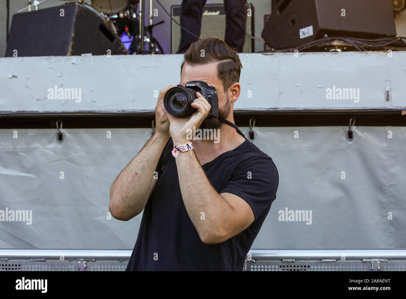 Photographe pour prendre des photos d'un reflex numérique public à Valli Festival à Helsinki, Finlande Banque D'Images