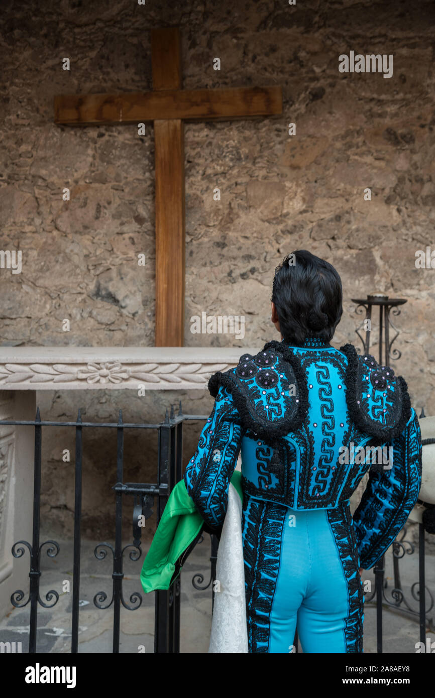 Un Matador mexicain s'arrête pour prier dans une petite chapelle avant d'entrer dans l'arène pour la féria de la Plaza de Toros à San Miguel de Allende, Mexique. Banque D'Images