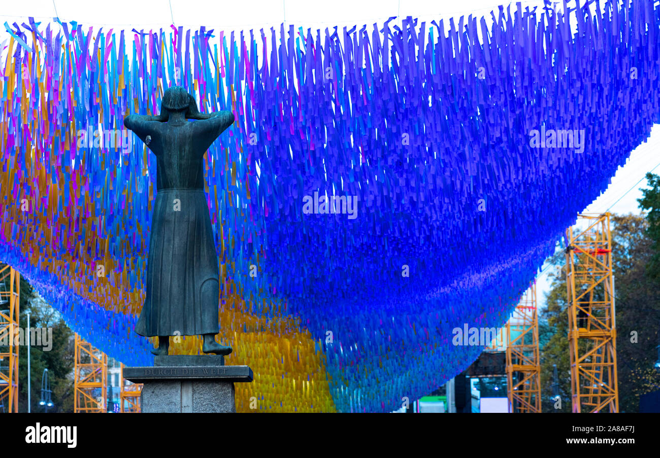 Berlin, Allemagne. 7 novembre 2019. Visions d'installation Art in Motion par Patrick Shearn de cinétique poétique avec des rubans de couleur pour les visiteurs d'écrire des messages sur en face de la porte de Brandebourg, pour marquer le 30e anniversaire de la chute du Mur de Berlin. Iain Masterton/Alamy Live News. Banque D'Images