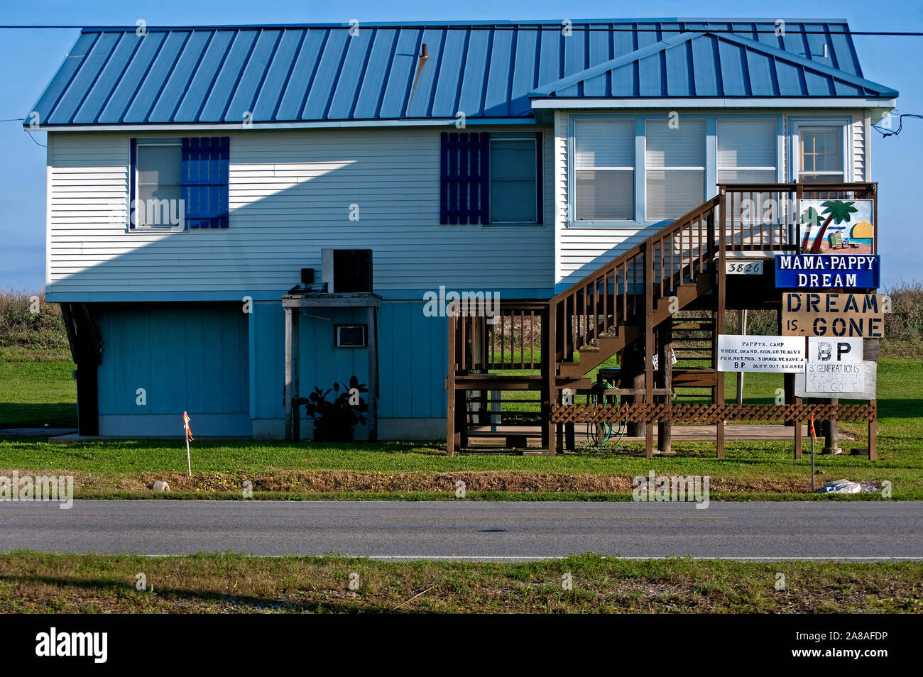 Signes sur une maison le long de Louisiana Highway 1 exprimer la frustration du propriétaire avec BP 6 Mars, 2011 à Grand Isle, en Louisiane. Banque D'Images