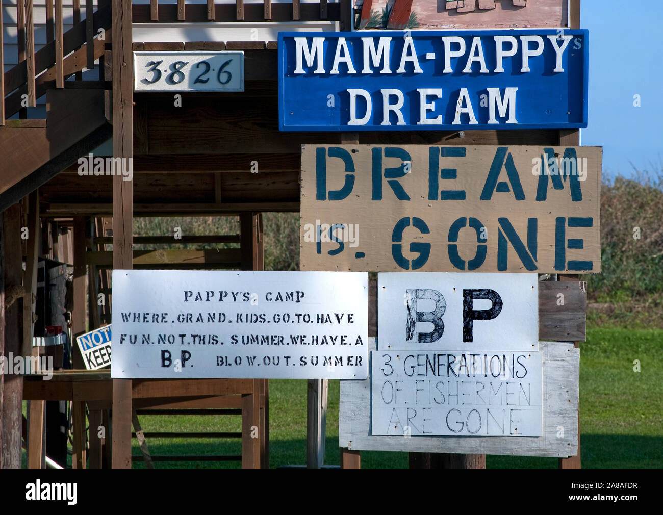 Signes sur une maison le long de Louisiana Highway 1 exprimer la frustration du propriétaire avec BP 6 Mars, 2011 à Grand Isle, en Louisiane. Banque D'Images