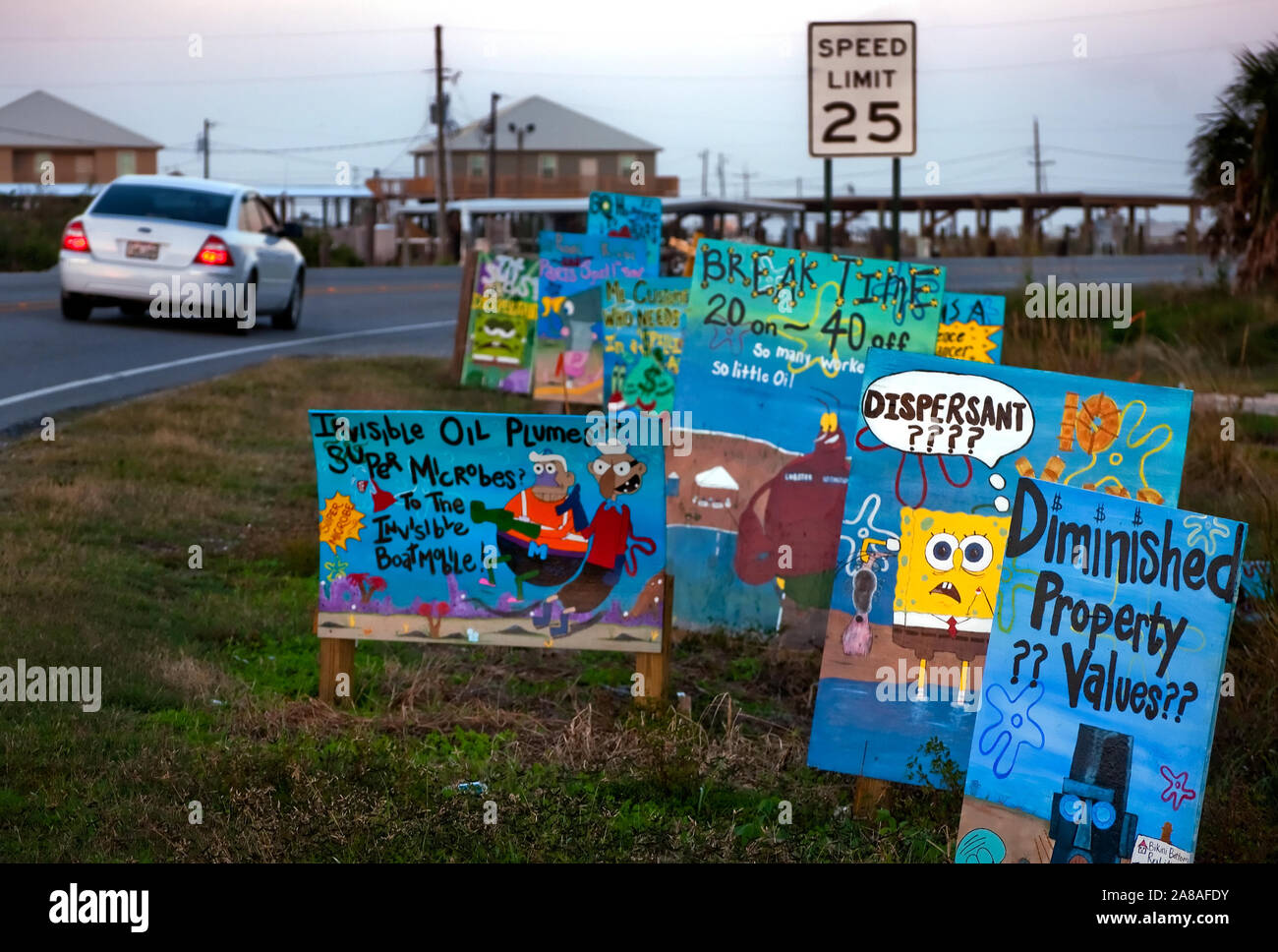 Les panneaux peints à la main le long de Louisiana Highway 1 express Grand Isle frustrations des résidents sur le déversement de pétrole de BP Deepwater Horizon, le 23 novembre 2010. Banque D'Images