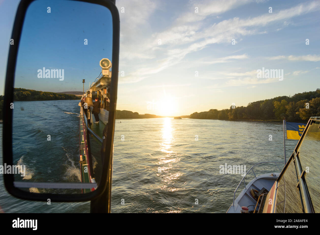 Nationalpark Donauauen, le Parc National Danube-Auen : rivière Donau (Danube), navire à passagers, un navire bell, mirrow, coucher de soleil en Autriche, Niederösterreich, Banque D'Images