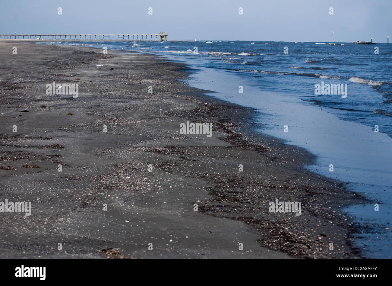 Les vagues déferlent sur la plage à Grand Isle State Park, le 6 mars 2011 à Grand Isle, en Louisiane. L'île a été très touché par le déversement de pétrole de BP. Banque D'Images