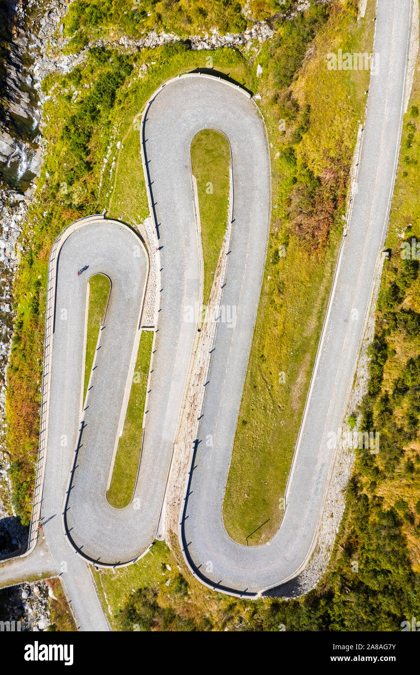 Vue aérienne de la Tremola San Gottardo road, Passo del San Gottardo, Airolo, Leventina district, Canton du Tessin, Suisse. Banque D'Images