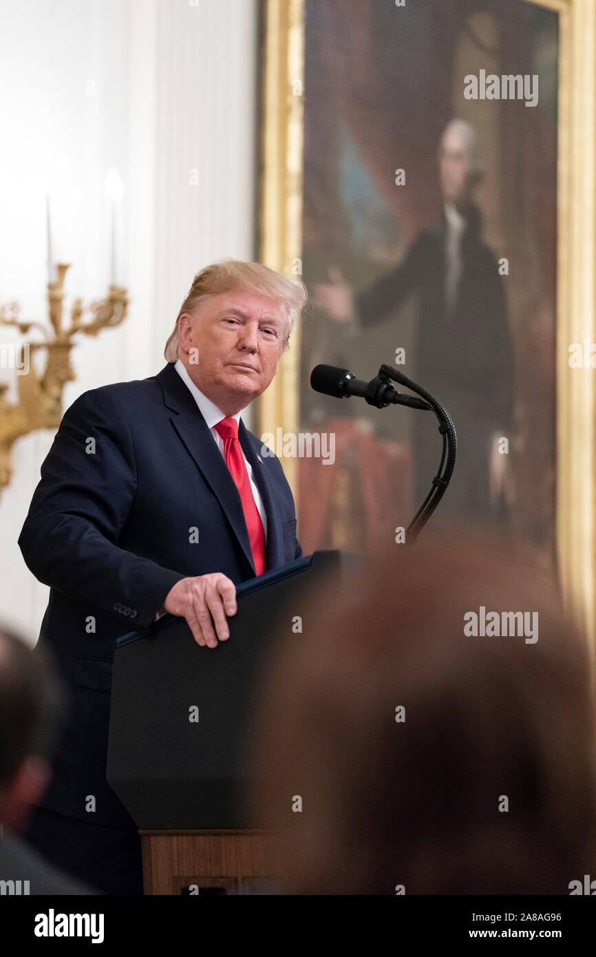 Le Président américain Donald Trump, prononce une allocution sur la confirmation judiciaire fédéral jalons dans l'East Room de la Maison Blanche le 6 novembre 2019 à Washington, DC. Banque D'Images